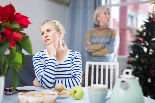 portrait d’une fille adulte offensée chez sa mère âgée - exhortation photos et images de collection