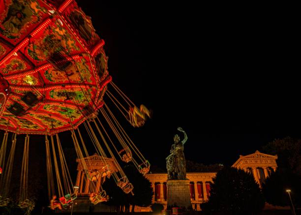 una giostra al famoso oktoberfest di monaco di notte - ferris wheel wheel oktoberfest carnival foto e immagini stock