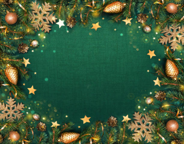 epicéa, branches de sapin, décorations de couleur dorée sur fond vert foncé. bordure du cadre. carte de vœux de fond de composition du nouvel an de noël. lumières de noël. espace pour le texte. bannière. - christmas bubble photos et images de collection