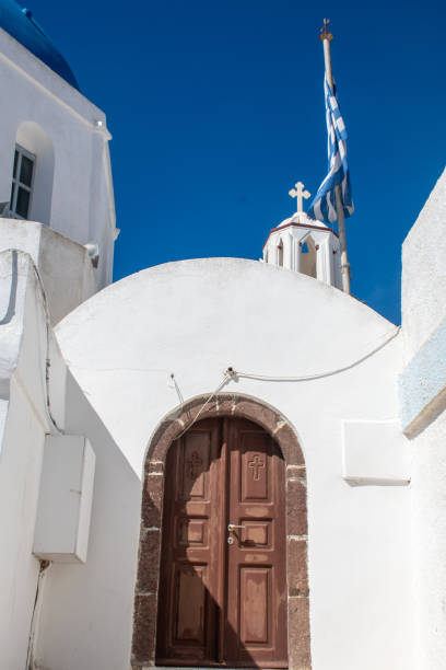 그리스 정교회로 가는 나무 문 - door greek culture doorway church 뉴스 사진 이미지