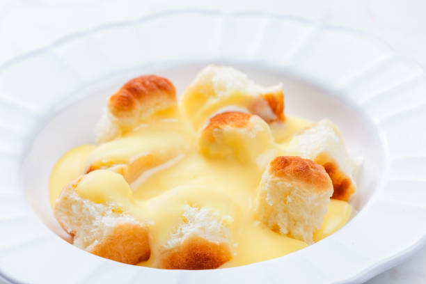 little buns with vanilla sauce