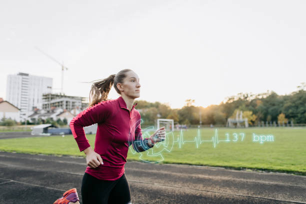 умные часы показывают пульс на бегу - jogging running taking pulse women стоковые фото и изображения