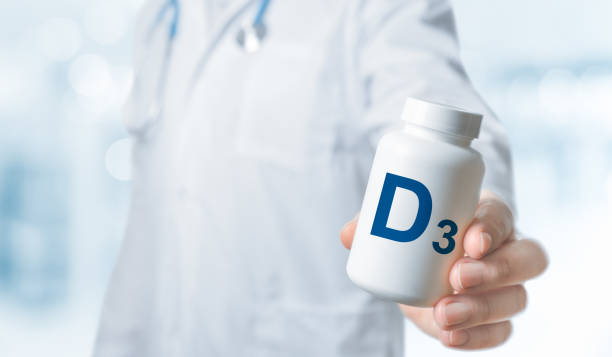 врач рекомендует принимать витамин d. незаменимые витамины и минералы для человека. врач дает витамин d3. d алфавит бутылки с витаминами и био - d3 стоковые фото и изображения