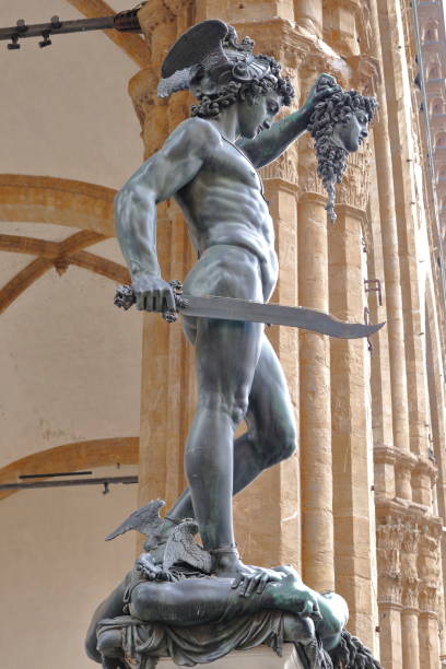 berühmte statue von perseus auf der piazza della signoria in florenz. - palazzo vecchio piazza della signoria florence italy italy stock-fotos und bilder