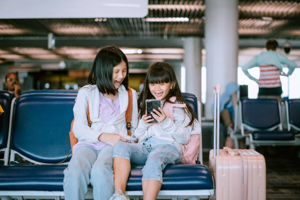asiatische chinesische mädchen telefonieren am flughafen - stargate stock-fotos und bilder