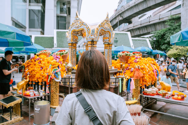 asiatische chinesin besucht vier gesichter buddha - bangkok thailand asia temple stock-fotos und bilder