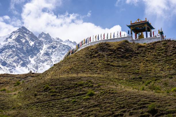 świątynia świętego tybetańskiego buddy w muktinath upper mustang, nepal - muktinath zdjęcia i obrazy z banku zdjęć