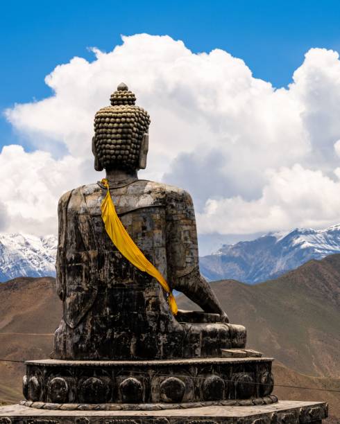 vertikale aufnahme einer statue des heiligen tibetischen buddha-schreins von muktinath upper mustang, nepal - muktinath stock-fotos und bilder