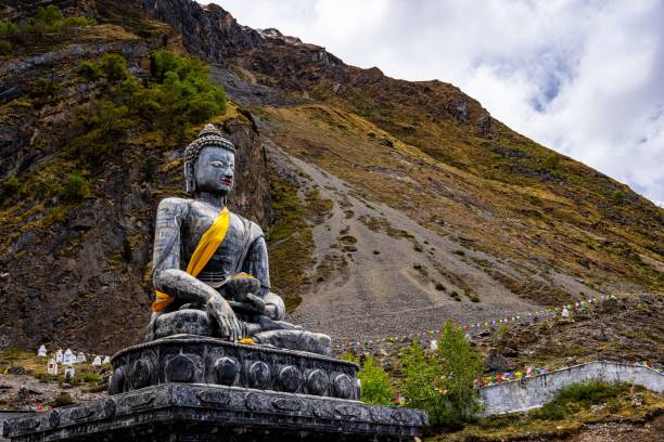 estátua do santuário do santo buda tibetano de muktinath upper mustang, nepal - muktinath - fotografias e filmes do acervo