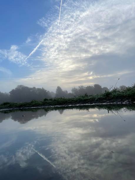 hermosa mañana brumosa y brumosa - suffolk winter england fog fotografías e imágenes de stock