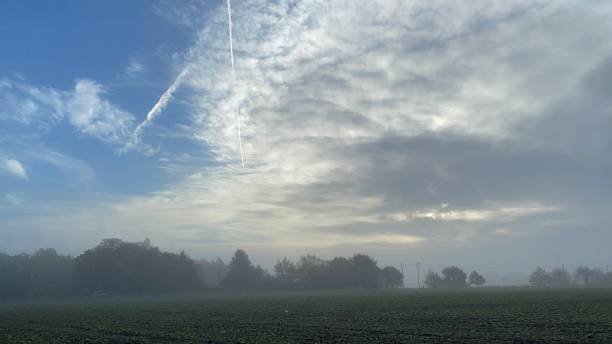 hermosa mañana brumosa y brumosa - suffolk winter england fog fotografías e imágenes de stock