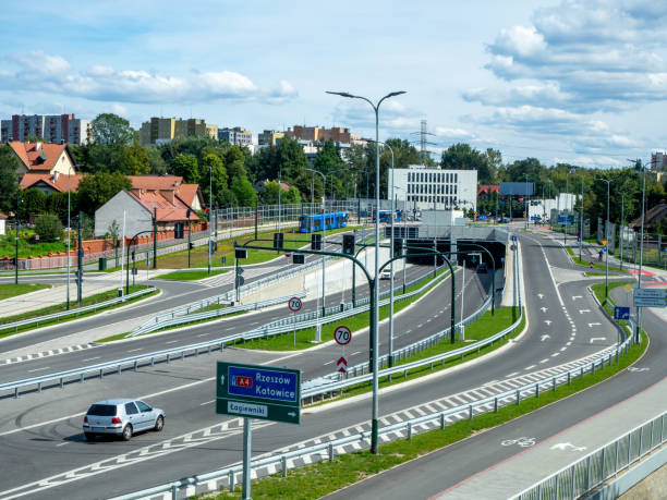 폴란드 크라쿠프의 터널과 트램 웨이가있는 새로운 도시 고속도로 - lesser poland 뉴스 사진 이미지