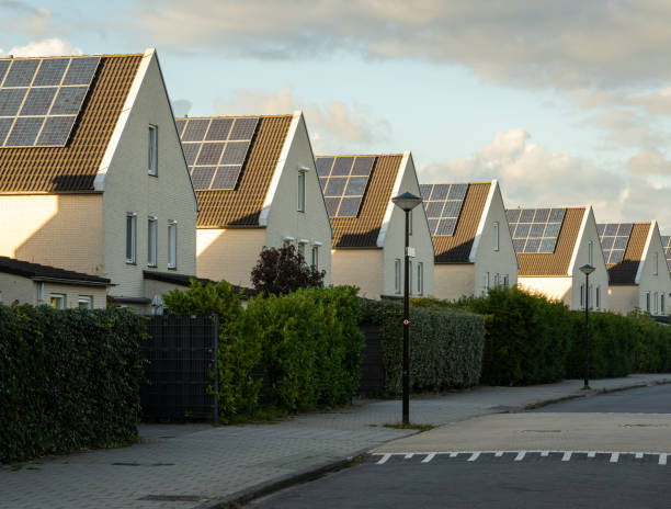 maisons modernes en enfilade avec des panneaux solaires sur le toit dans le plus grand quartier photovoltaïque des pays-bas à heerhugowaard - solar energy solar panel sun facade photos et images de collection