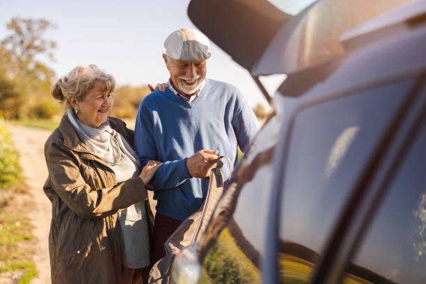 istock Senior couple packing a car 1435281098
