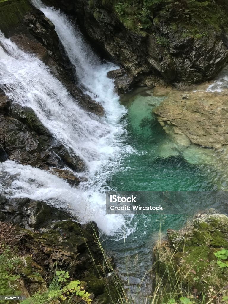 Hình Ảnh Từ Trên Đỉnh Thẳng Đứng Của Một Thác Nước Rơi Xuống Bể ...