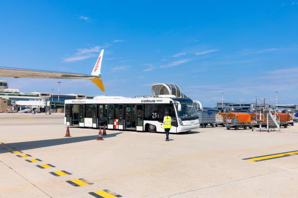 аэропорт мальпенса в милане с автобусом cobus и пассажирским самолетом готовится к полету - travel passenger milan italy italy стоковые фото и изображения