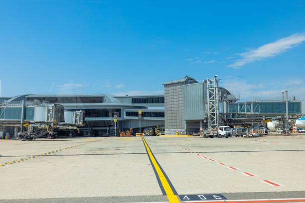 аэропорт мальпенса в милане с пассажирскими самолетами готовится к полету - travel passenger milan italy italy стоковые фото и изображения