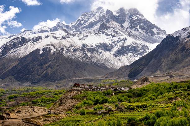 impresionante toma del sitio budista hindú de muktinath en el paso de montaña thorong la en upper mustang nepal - muktinath fotografías e imágenes de stock