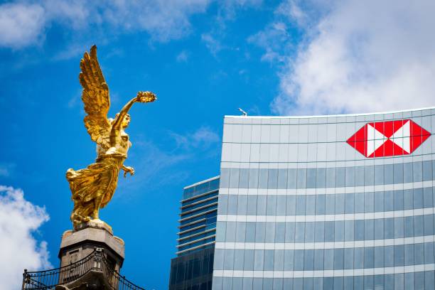 denkmal angel de la independencia in mexiko-stadt neben dem hsbc-gebäude - hsbc stock-fotos und bilder