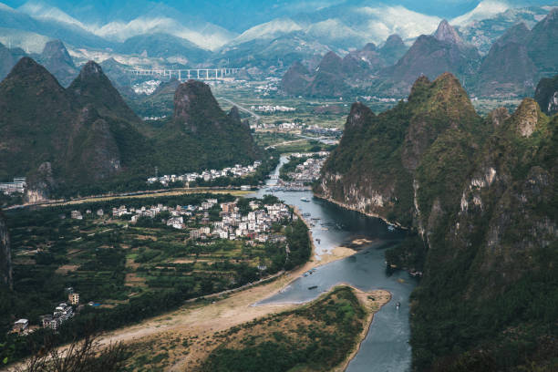 vue aérienne d’un grand paysage au pays de yangshuo, guilin - yangshuo photos et images de collection