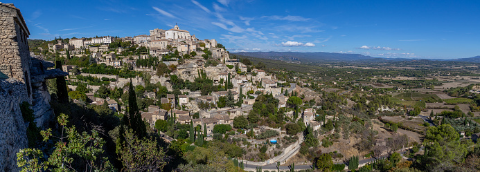Built on the foothills of the Monts of Vaucluse, facing the Luberon, Gordes is one of the most well-known hilltop villages in the region of Luberon, and one of the most beautiful in France. Its houses and buildings of white stone root themselves into the sharp cliff of the mountain, they are connected by narrow cobblestone streets