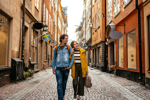 pareja joven caminando por la ciudad en estocolmo - estocolmo fotografías e imágenes de stock