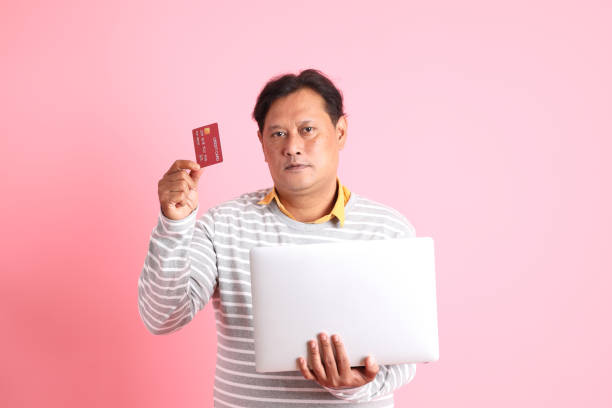 mężczyzna z azji południowo-wschodniej - southeast asian ethnicity men laptop image type zdjęcia i obrazy z banku zdjęć
