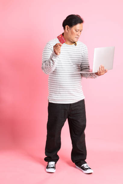 mężczyzna z azji południowo-wschodniej - southeast asian ethnicity men laptop image type zdjęcia i obrazy z banku zdjęć