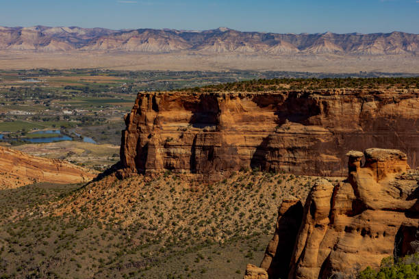 vistas panorámicas en el monumento nacional de colorado - colorado plateau fotografías e imágenes de stock