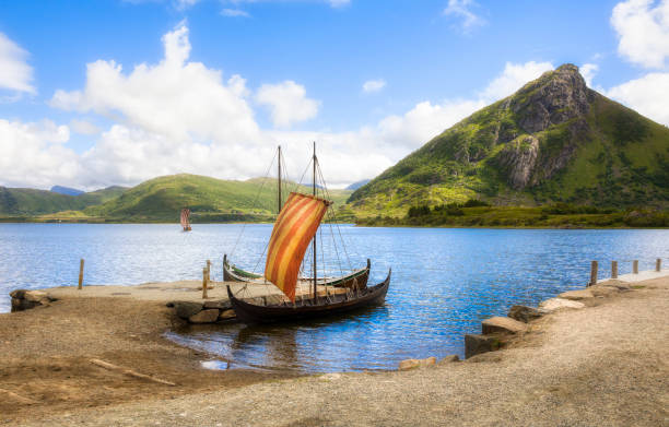 viking longships em innerpollen salty lake em lofoten, noruega - vestvagoy - fotografias e filmes do acervo