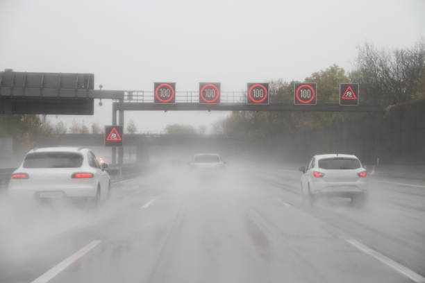 coches bajo la lluvia en la carretera - tire car brake rain fotografías e imágenes de stock