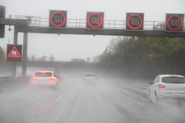 coches bajo la lluvia en la carretera - tire car brake rain fotografías e imágenes de stock