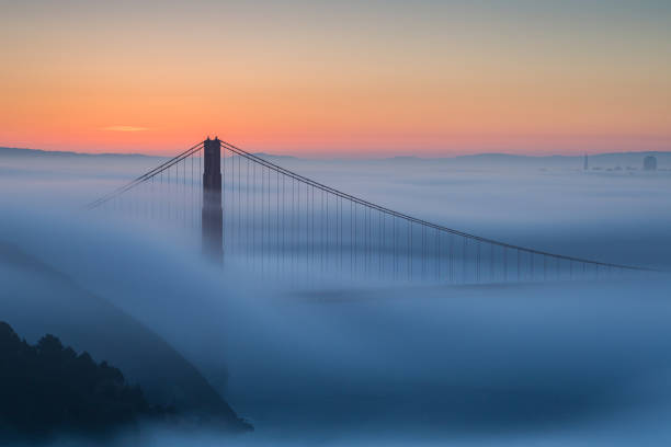 туманный восход солнца мост золотые ворота сан-франциско - marin headlands стоковые фото и изображения