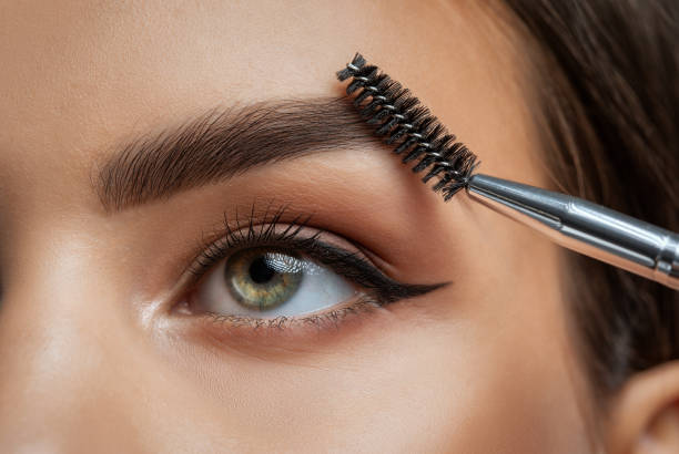 langanhaltendes styling der augenbrauen und farbe der augenbrauen. augenbrauenlaminierung. professionelles make-up und gesichtspflege. - removing tweezing eyebrows eyebrow caucasian stock-fotos und bilder