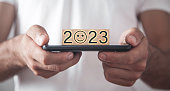 menschliche-hand-zeigt-2023-auf-holzblock.jpg?b=1&s=170x170&k=20&c=ZO1IqwhE_1_oYChBFMybP5WyRfynX81saNKXhxbSWcM=