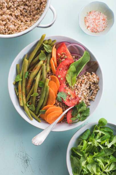 Vegetarian poke salad or Buddha bowl for championship with buckwheat, green beans, tomatoes, onions, herbs and spices. Simple recipe full of vegan proteins Healthy dinner, lunch. Mint colors background,spring mood ensalada vegetariana de poke o tazón de buda para el campeonato con trigo sarraceno, judías verdes, tomates, cebollas, hierbas y especias. receta sencilla llena de proteínas veganas cena saludable, almuerzo. fondo de colores menta, estado de ánimo prim