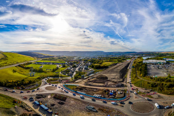 panorama-luftaufnahme von baustellen und verkehrskegeln während des zweigleisigen ausbaus der a465 in südwales.  das projekt soll 2025 abgeschlossen sein. - brecon beacons nationalpark stock-fotos und bilder