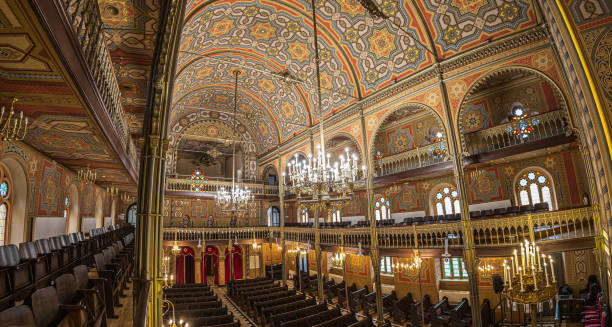 wewnątrz synagogi świątynia chóralna, bukareszt, rumunia - view from altar zdjęcia i obrazy z banku zdjęć