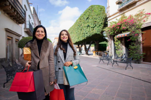 istock friends doing Christmas shopping 1435372393