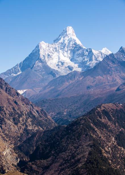 雪に覆われたアマダブラム山の美しい景色 - amadablam ストックフォトと画像