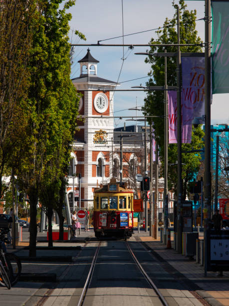 place de la cathédrale et tramway - christchurch photos et images de collection