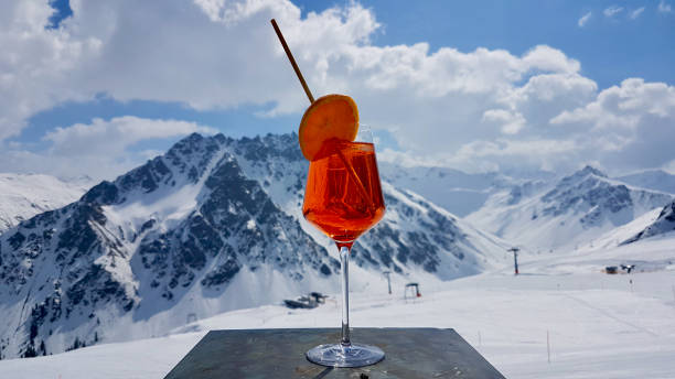 apres-ski cocktail in skiing resort gargellen, montafon, austria. - apres ski snow winter european alps stock-fotos und bilder