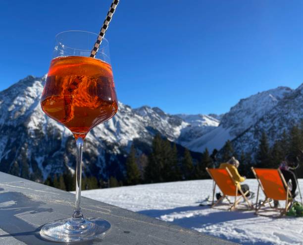 bebida apres-ski nos alpes austríacos. vorarlberg, áustria. - apres ski ski restaurant mountain - fotografias e filmes do acervo