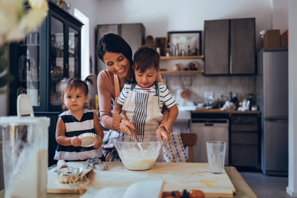 キッチンで一緒にケーキを作る家族 - mother son family cooking ストックフォトと画像