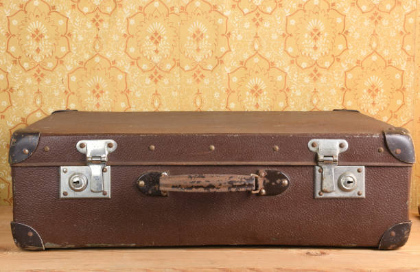 stara walizka na tle starej tapety vintage. - suitcase old fashioned road retro revival zdjęcia i obrazy z banku zdjęć
