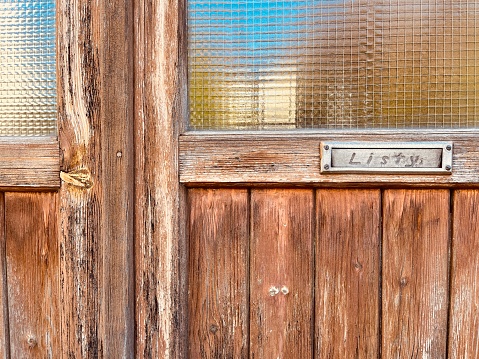Puerta de madera, Buzón photo