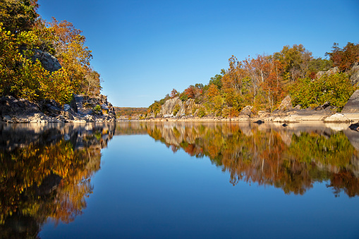 Colores otoñales a lo largo del río Potomac photo
