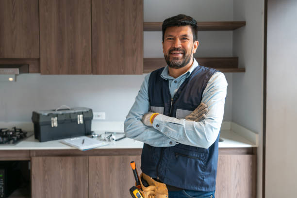 encanador feliz trabalhando em uma casa e sorrindo - consertador - fotografias e filmes do acervo