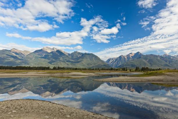 reflexion des himmels im kickenden pferdereservoir. - flathead valley stock-fotos und bilder