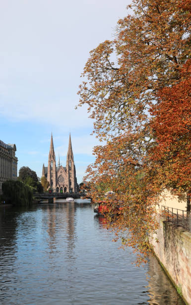 kościół św. pawła w strasburgu i żeglowna rzeka ill i - st pauls church zdjęcia i obrazy z banku zdjęć
